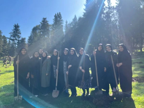 حضور گروه جهادی دانشجو معلمان بسیجی پردیس فاطمه الزهرا س ساری در جنگل های روستای پایین کولا از توابع  شهرستان ساری و کاشت ۲۰۰ اصله  نهال  7