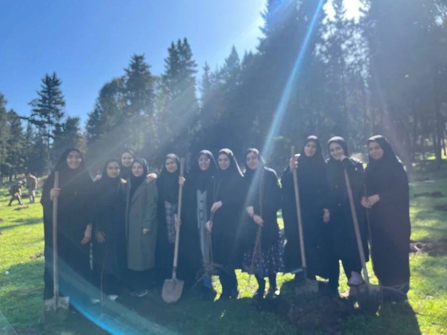 حضور گروه جهادی دانشجو معلمان بسیجی پردیس فاطمه الزهرا س ساری در جنگل های روستای پایین کولا از توابع  شهرستان ساری و کاشت ۲۰۰ اصله  نهال  7