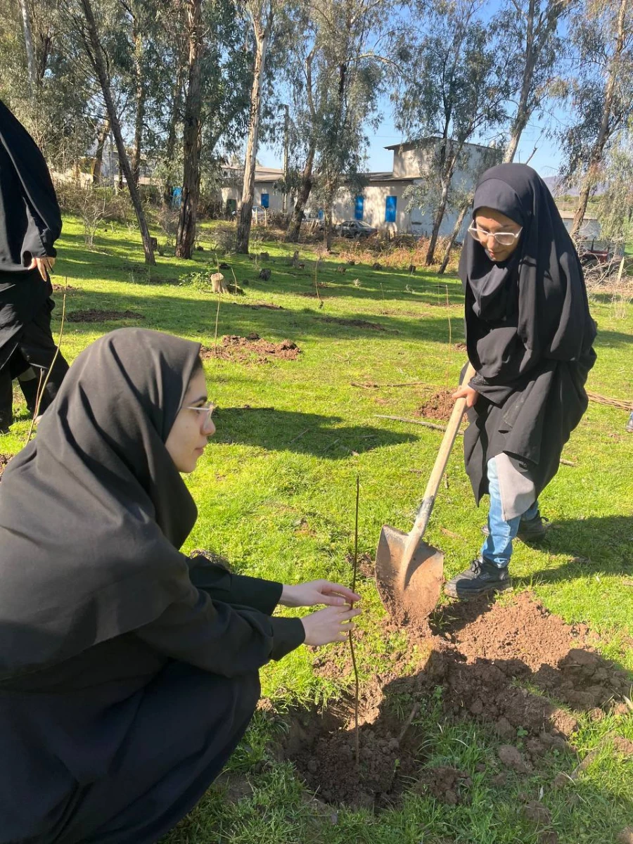 حضور گروه جهادی دانشجو معلمان بسیجی پردیس فاطمه الزهرا س ساری در جنگل های روستای پایین کولا از توابع  شهرستان ساری و کاشت ۲۰۰ اصله  نهال  13