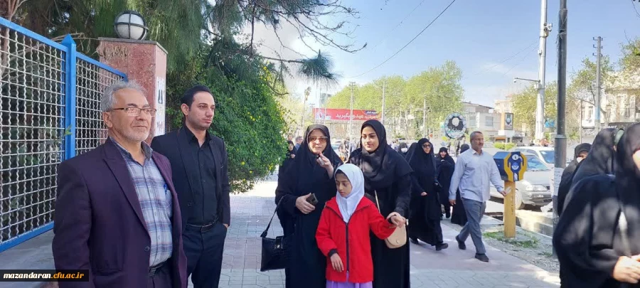 حضور ریاست و کارکنان  پردیس خواهران در راهپیمایی روز جهانی قدس 7