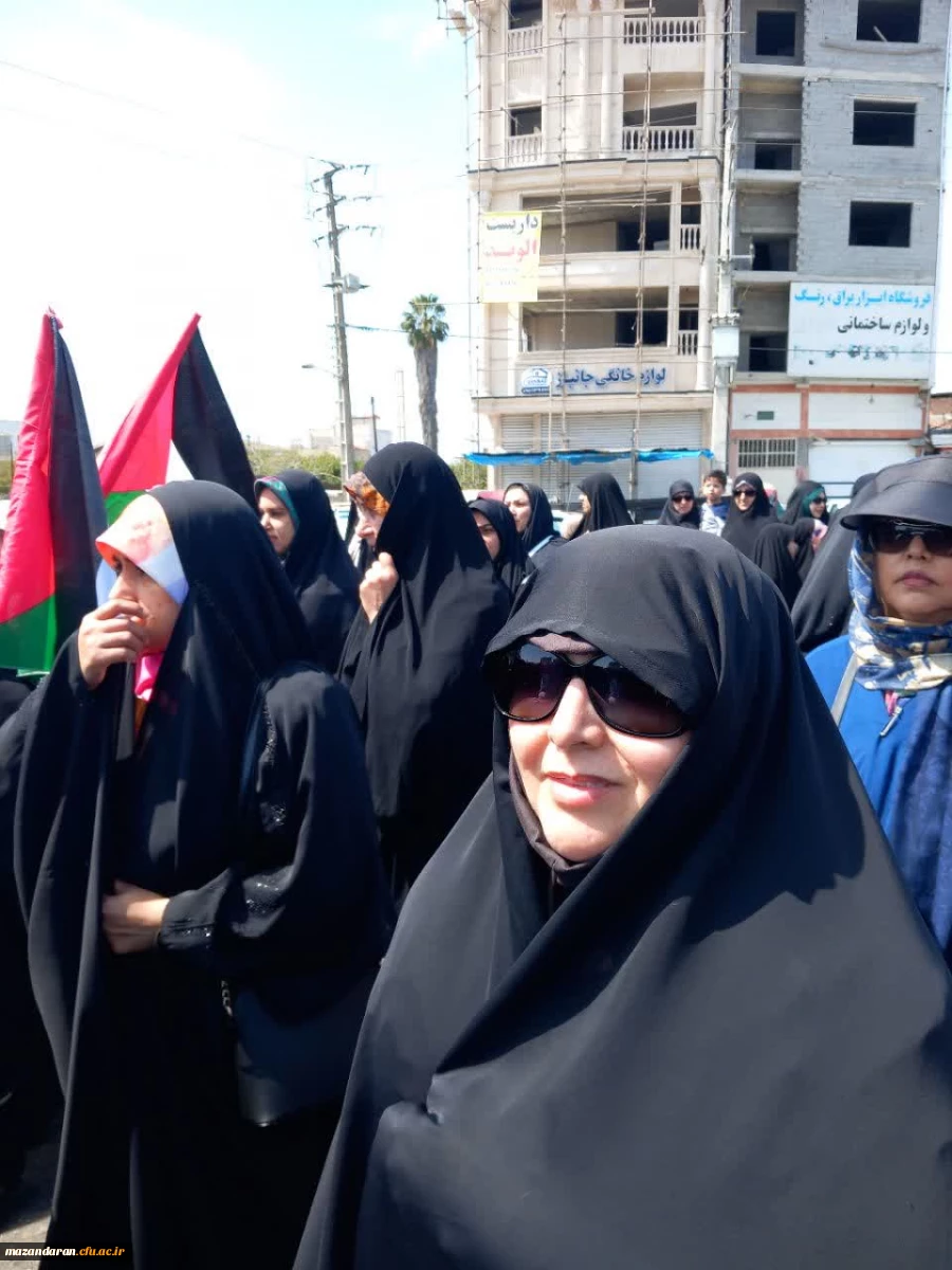حضور ریاست و کارکنان  پردیس خواهران در راهپیمایی روز جهانی قدس 15