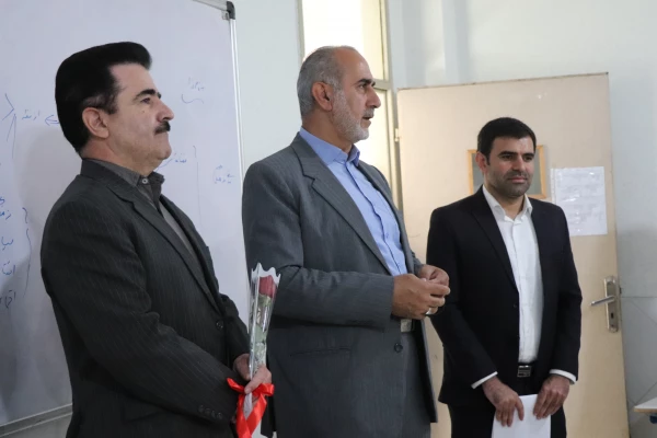 معلمان ویژه ترین عنصر نظام آموزشی هستند. 11