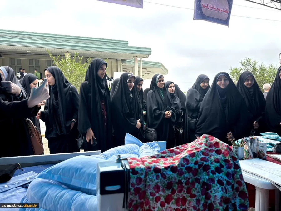 حضور رضایی منش ریاست پردیس و کارشناس امور دانشجویی و دانشجو معلمان در جشن تقدیر از معلمان نمونه آموزش و پرورش استان مازندران در بادله 8