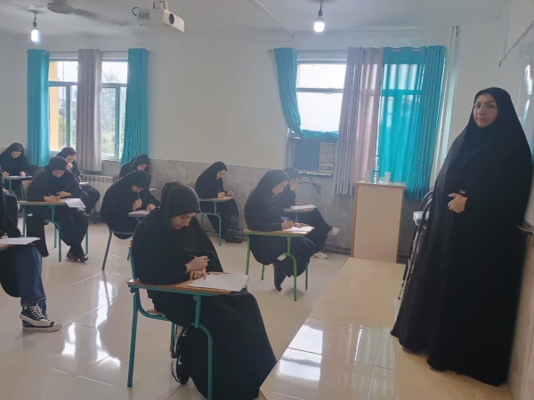 برگزاری ازمون پایانی ترم تابستانه در پردیس فاطمه الزهرا س ساری  3