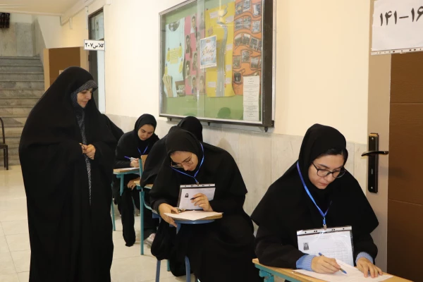 بازدید رضایی منش رییس پردیس فاطمه الزهرا (س) ساری  از روند برگزاری آزمون ها 2