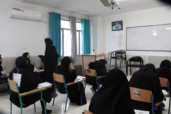 بازدید رضایی منش رییس پردیس فاطمه الزهرا (س) ساری  از روند برگزاری آزمون ها 2