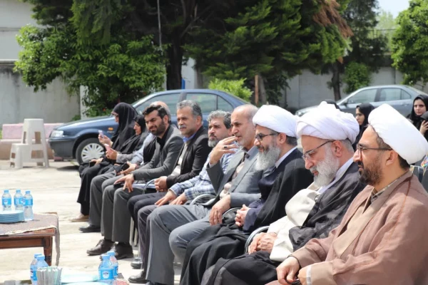 اهدای یک جلد کلام الله مجید از سوی دفتر مقام معظم رهبری به نو دانشجو معلمان مرکز بیت الهدی آمل
 2