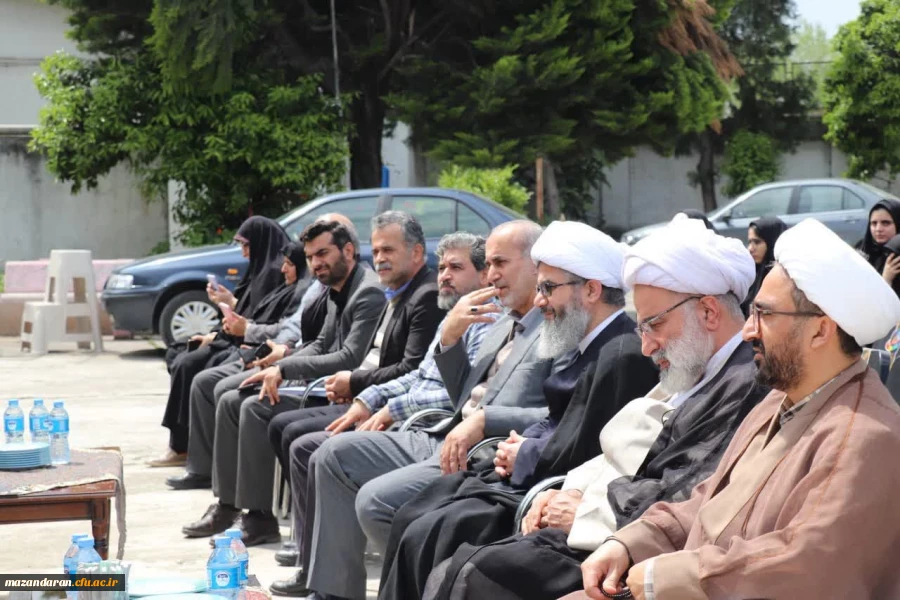 اهدای یک جلد کلام الله مجید از سوی دفتر مقام معظم رهبری به نو دانشجو معلمان مرکز بیت الهدی آمل
 2