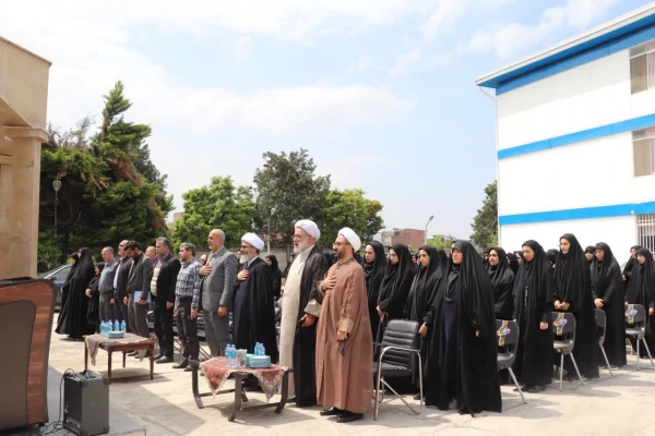 اهدای یک جلد کلام الله مجید از سوی دفتر مقام معظم رهبری به نو دانشجو معلمان مرکز بیت الهدی آمل
 3