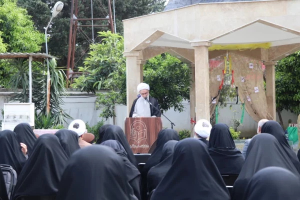 اهدای یک جلد کلام الله مجید از سوی دفتر مقام معظم رهبری به نو دانشجو معلمان مرکز بیت الهدی آمل
 4