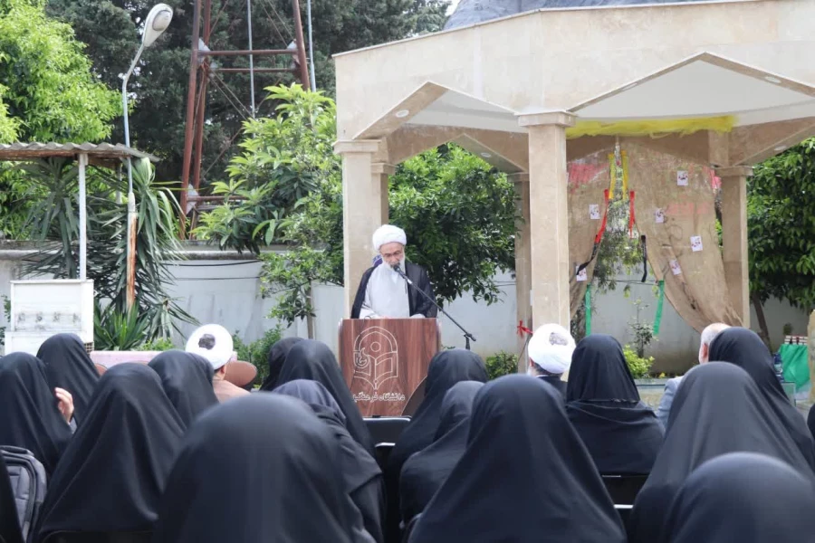 اهدای یک جلد کلام الله مجید از سوی دفتر مقام معظم رهبری به نو دانشجو معلمان مرکز بیت الهدی آمل
 4