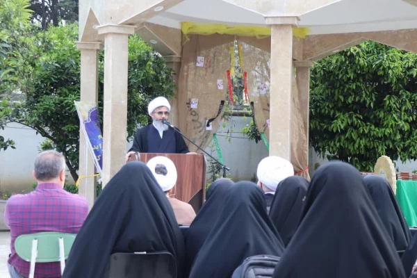 اهدای یک جلد کلام الله مجید از سوی دفتر مقام معظم رهبری به نو دانشجو معلمان مرکز بیت الهدی آمل
 7