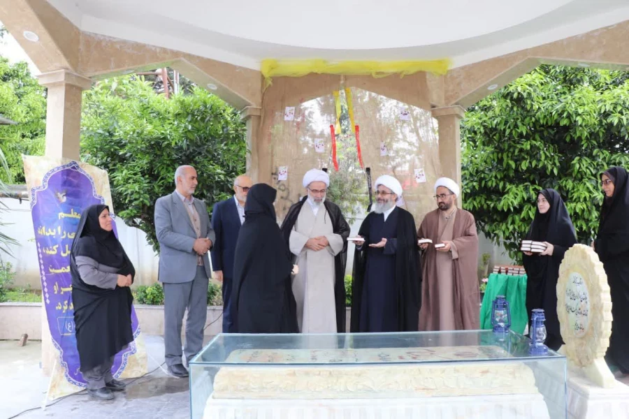 اهدای یک جلد کلام الله مجید از سوی دفتر مقام معظم رهبری به نو دانشجو معلمان مرکز بیت الهدی آمل
 8