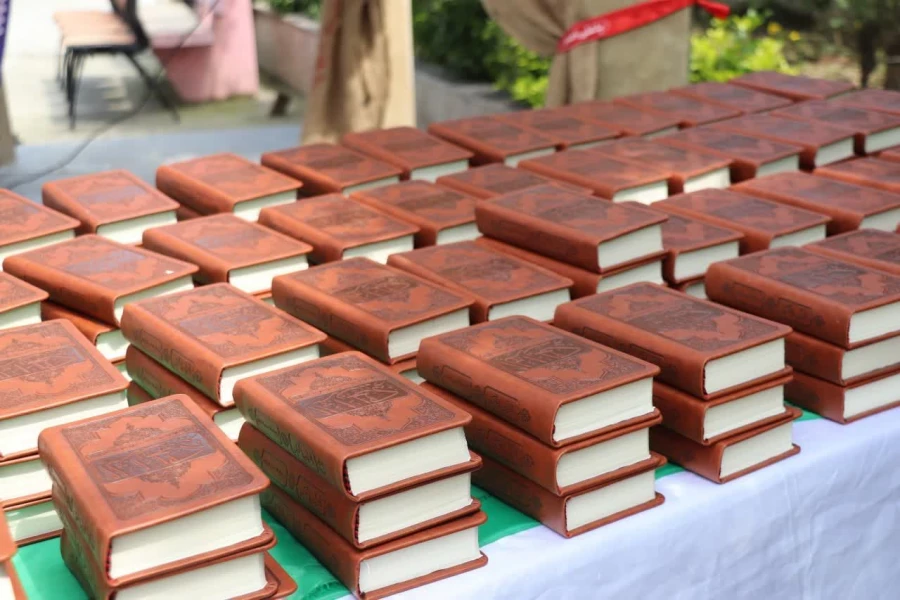 اهدای یک جلد کلام الله مجید از سوی دفتر مقام معظم رهبری به نو دانشجو معلمان مرکز بیت الهدی آمل
 9