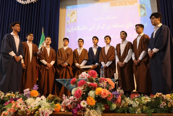 برگزاری مراسم تقدیر از برگزیدگان مسابقه قرآنی “سی آیه، سی پیام” 
 6