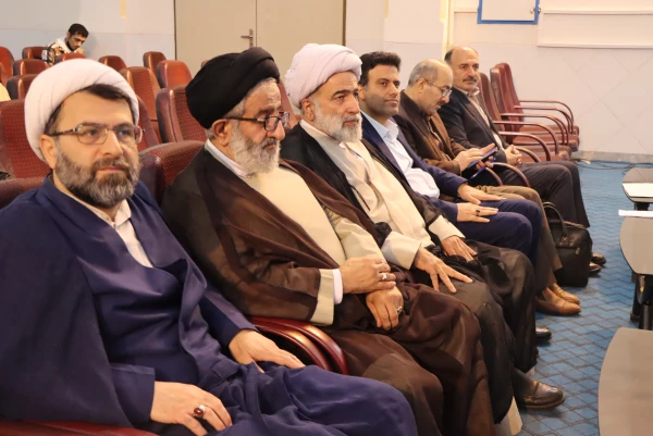 برگزاری مراسم تقدیر از برگزیدگان مسابقه قرآنی “سی آیه، سی پیام” 
 8