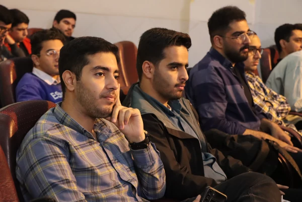 برگزاری مراسم تقدیر از برگزیدگان مسابقه قرآنی “سی آیه، سی پیام” 
 9