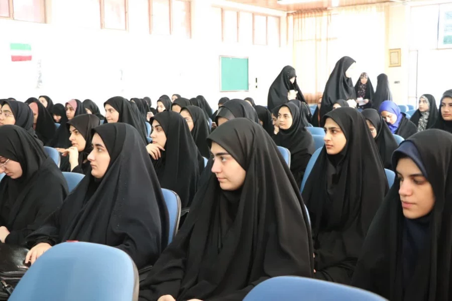 شرکت کارکنان و دانشجومعلمان مرکز حضرت فاطمه(س)قائمشهر در مراسم تجلیل از مسابقه زندگی با آیه  ها 2