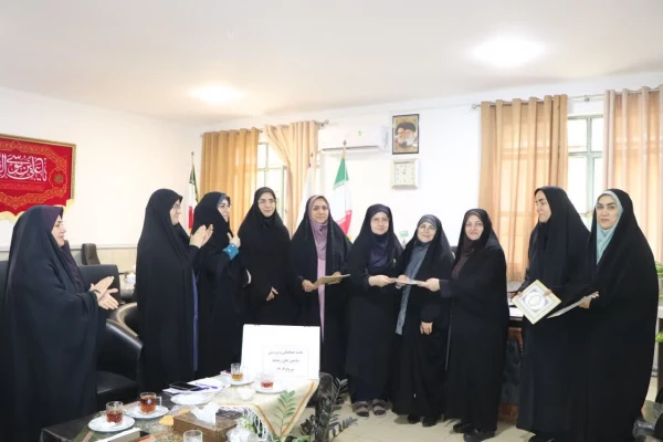 تقدیر از حیدرزاده معاون آموزشی و پژوهشی پردیس خواهران 2