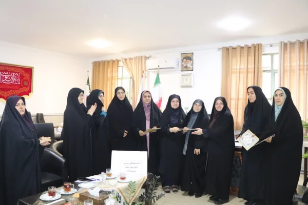 تقدیر از حیدرزاده معاون آموزشی و پژوهشی پردیس خواهران 3