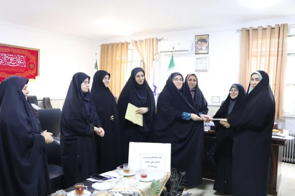 تقدیر از حیدرزاده معاون آموزشی و پژوهشی پردیس خواهران 4