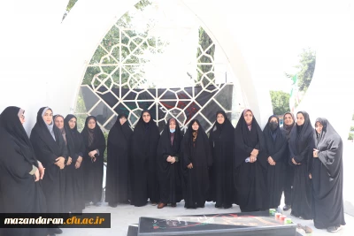  نخستین روز از هفته دولت

همزمان با هفته دولت؛ ادای احترام به مقام شامخ شهدا در نخستین روز از هفته دولت، ریاست پردیس فاطمه الزهرا (س) ساری و همکاران پردیس با حضور در مزار شهید خوشنام پردیس خواهران ، با قرائت فاتحه ، به مقام شامخ شهدای گرانقدر ادای احترام کردند.