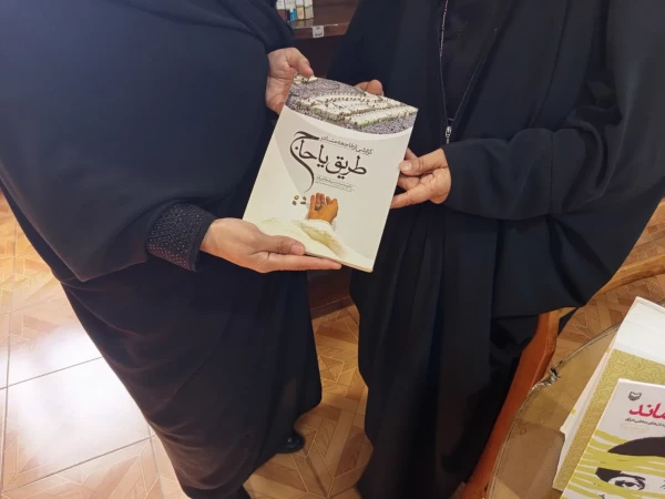 اهدای کتاب «شهدای فاجعه منا» به کتابخانه مرکز بمناسبت بزرگداشت شهدای منا 3