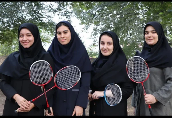  مسابقات ورزشی بدمینتون و طناب کشی  2