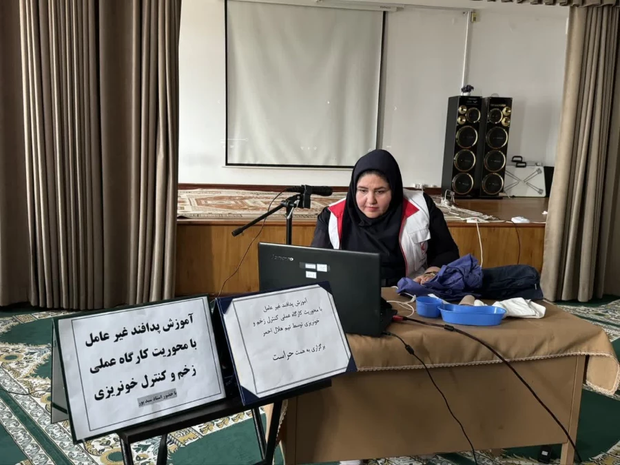 کارگاه آموزش پدافند غیر عامل به همت حوزه حراست با محوریت کارگاه عملی زخم و کنترل خونریزی 4